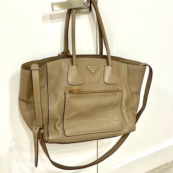 Authentic Prada leather bag in Taupe / cream - Picture 3 of 11